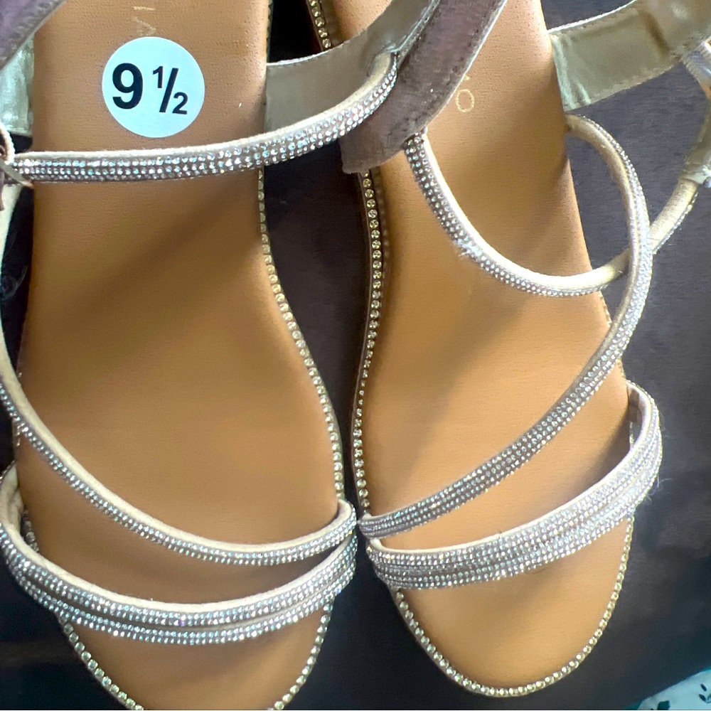 I’m selling these sandals for women